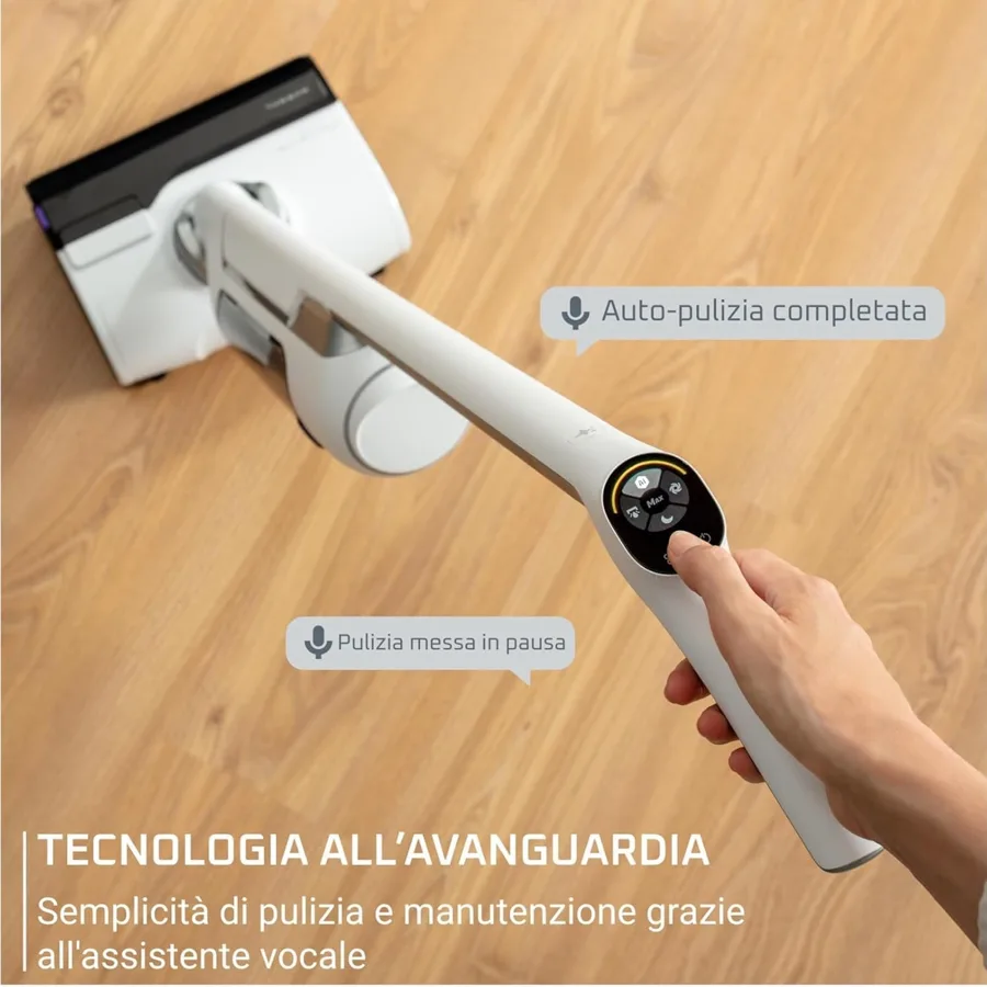 Mano sul display della Rowenta X-Clean 10 con assistente vocale