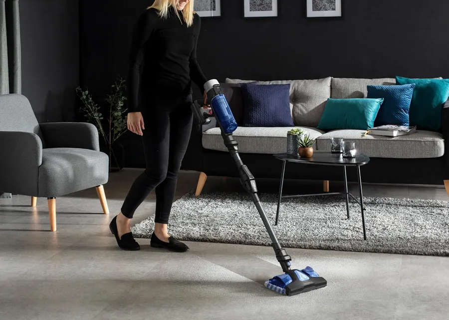 Scopa elettrica Rowenta X-Force Flex 9.60 Aqua con spazzola Aqua in uso sul pavimento